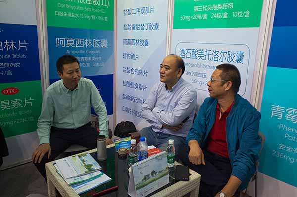 虞衛總經理和胡建光銷售總監與客戶交談