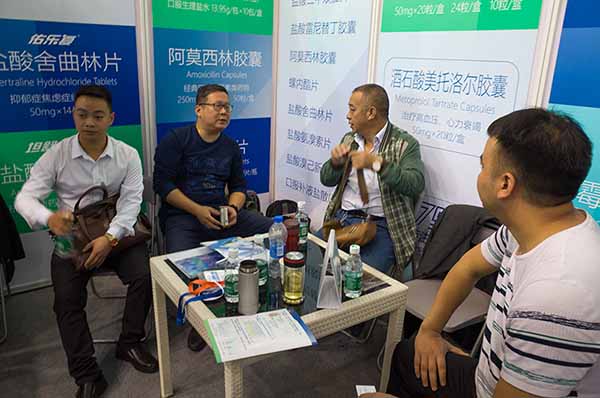 控銷部經理王濤與客戶洽談