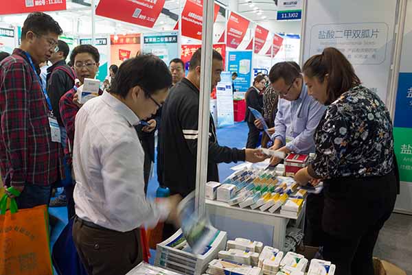 控銷部工作人員向客戶介紹產品